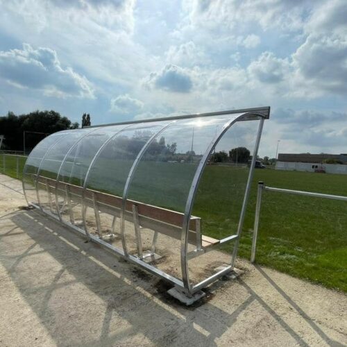 Dugout voetbal model 150 87 Nieuwe dug-outs kopen? Dan is onze DO150-serie een uitstekende keuze. Leverbaar van een lengte van 3 meter. Afgebeeld een fraaie 5 meter dug-out met 10 zitplekken.